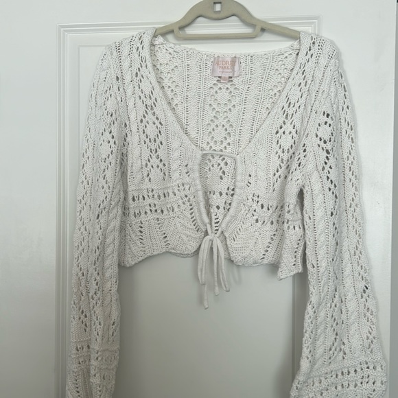 NWOT LACE CROP SWEATER - Picture 1 of 4